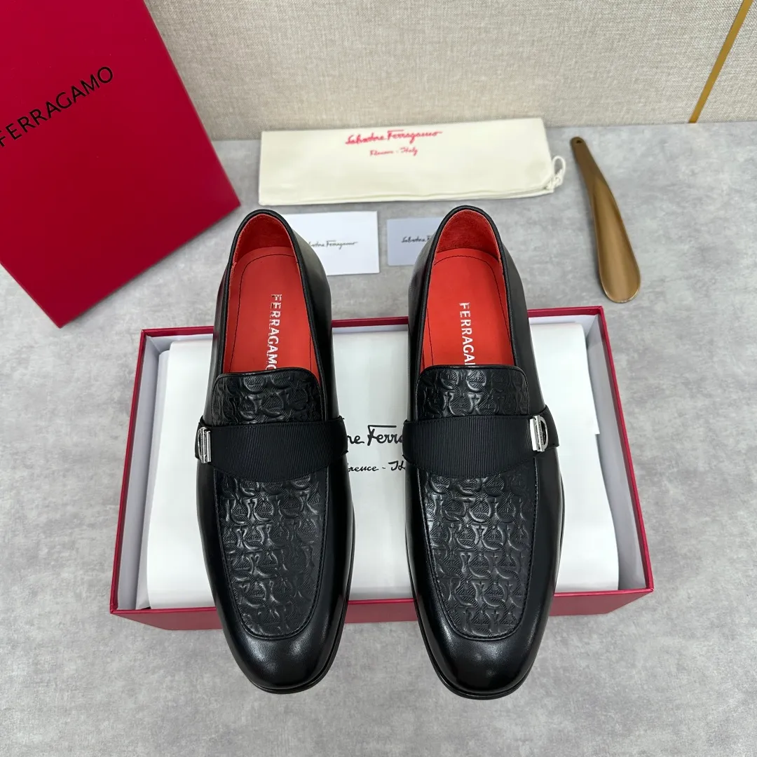 [Ferragamo] Top P: 960💰 Number of yards: 39~44 (38.45.46. Custom-made, non-refundable) Ferragamo** counters synchronize new models of men's loafers that can be worn casually or formally. The classic shape embodies the fashionable charm of formal wear, and the newly designed proportions are more modern. These loafers are made of imported open-edge beaded cowhide/fine calfskin/cow suede material. The upper is decorated with webbing, and the side is privately molded with silver Gancini buckles. The double stitching details add to the fashionable charm. Adopting a special "Original" structure and going through multiple processes, the soles are almost entirely handmade. Unique processing technology demonstrates exquisite craftsmanship. The original privately modeled genuine leather outsole is paired with a personalized rubber backing. It is comfortable, non-slip and wear-resistant. It can be worn as a slip-on. Exquisite hand-stitching. The workmanship is as fine as that of a store. The original color calfskin lining is sweat-absorbent, anti-odor, comfortable and breathable. The heel is also decorated with a rubber patch to perfectly improve the grip performance.